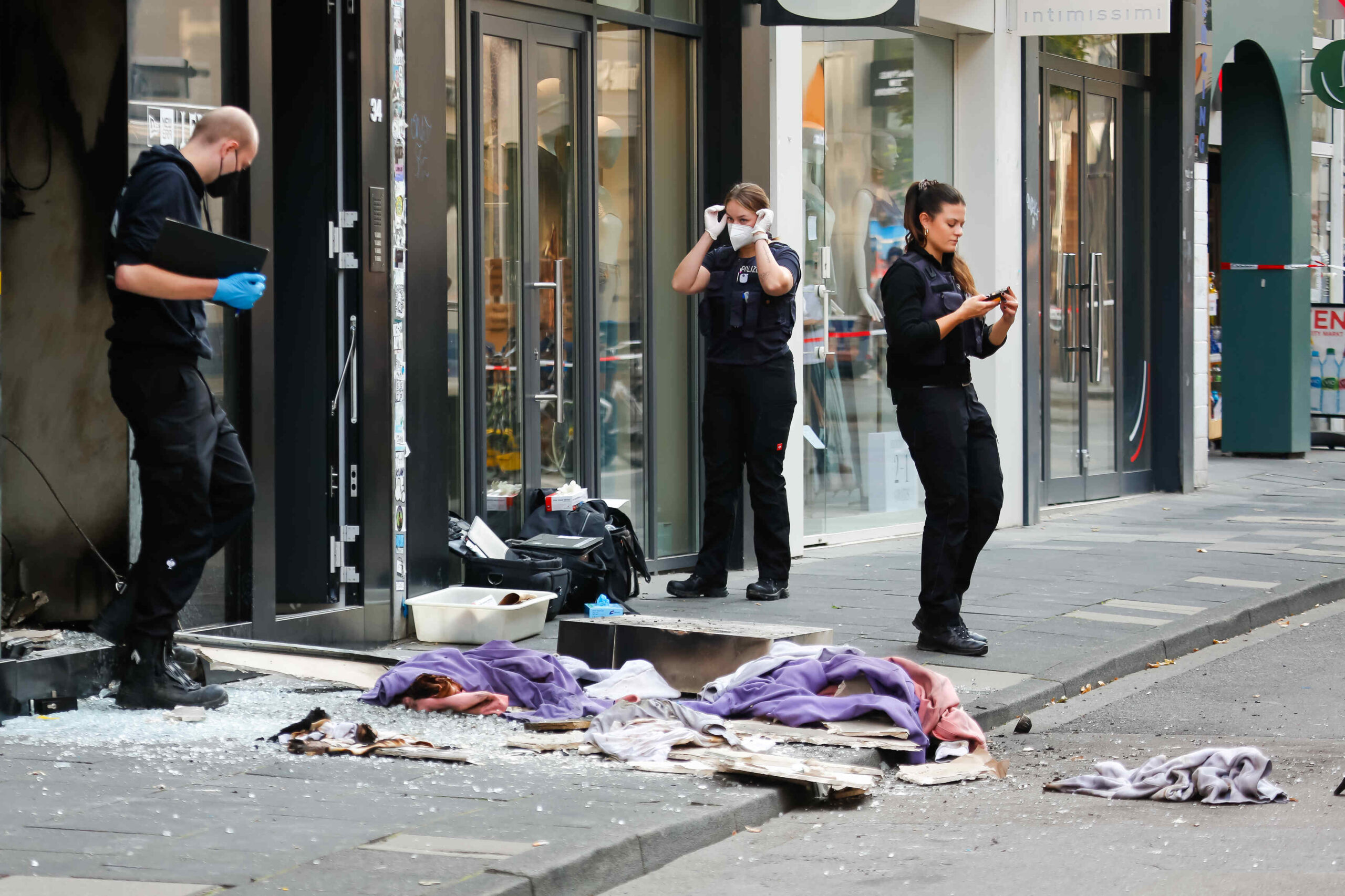 Explosion in Kölner Geschäft: Polizei fahndet nach Täter – Passant verletzt bei Löschversuch