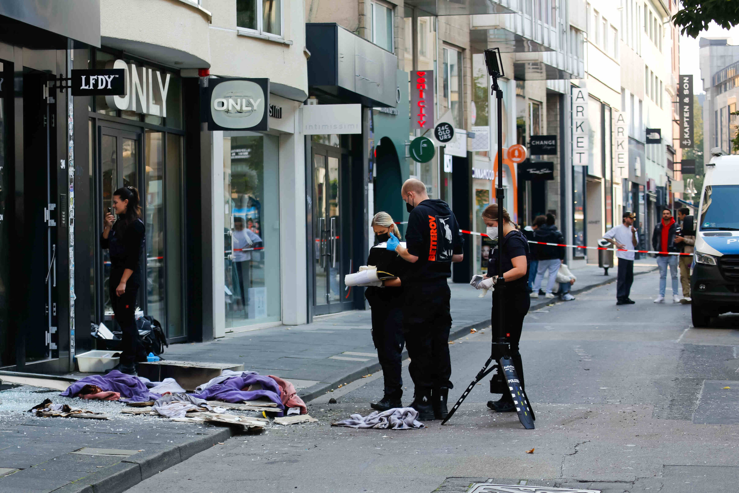 Explosion in Kölner Geschäft: Polizei fahndet nach Täter – Passant verletzt bei Löschversuch