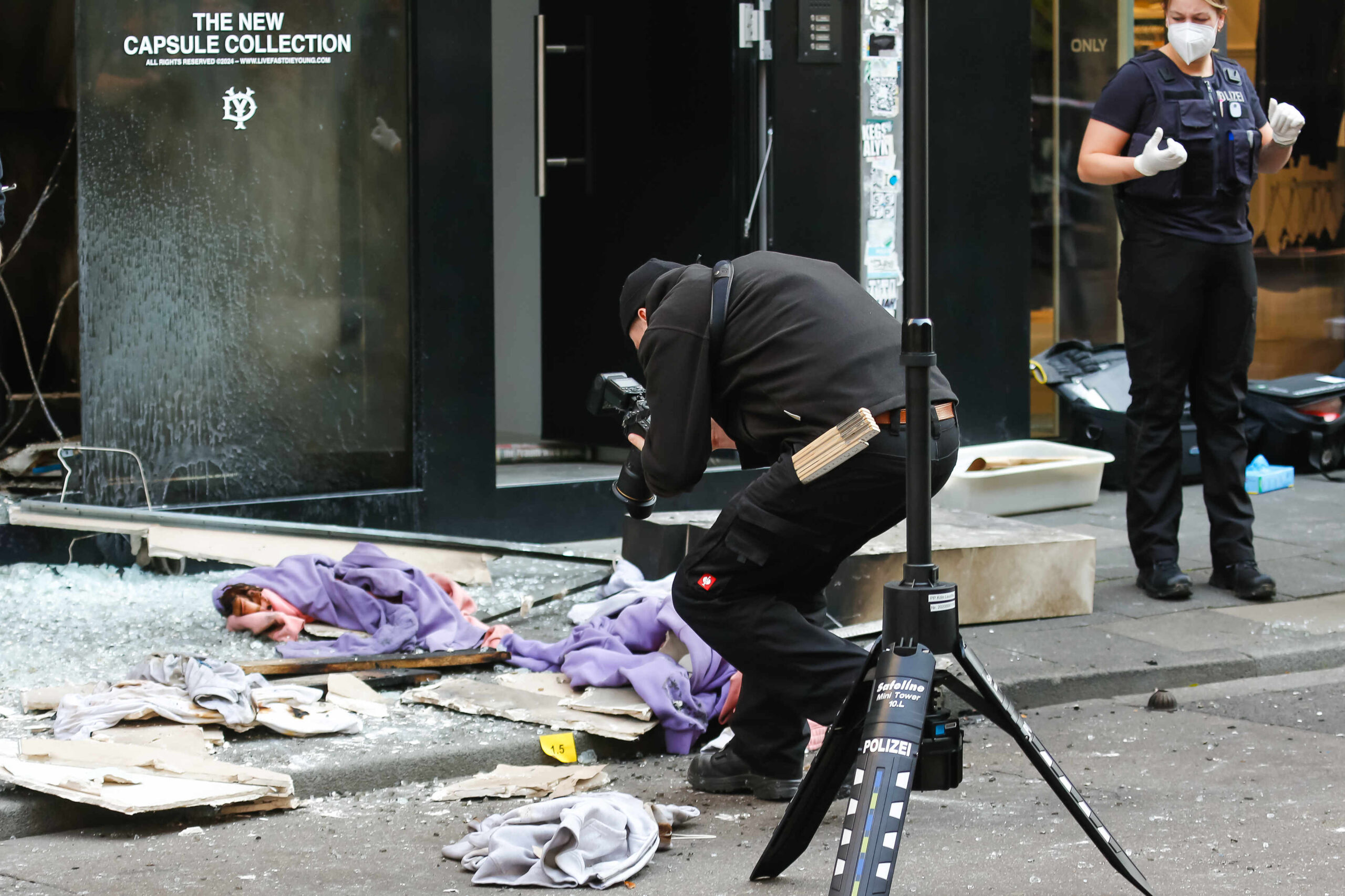 Explosion in Kölner Geschäft: Polizei fahndet nach Täter – Passant verletzt bei Löschversuch