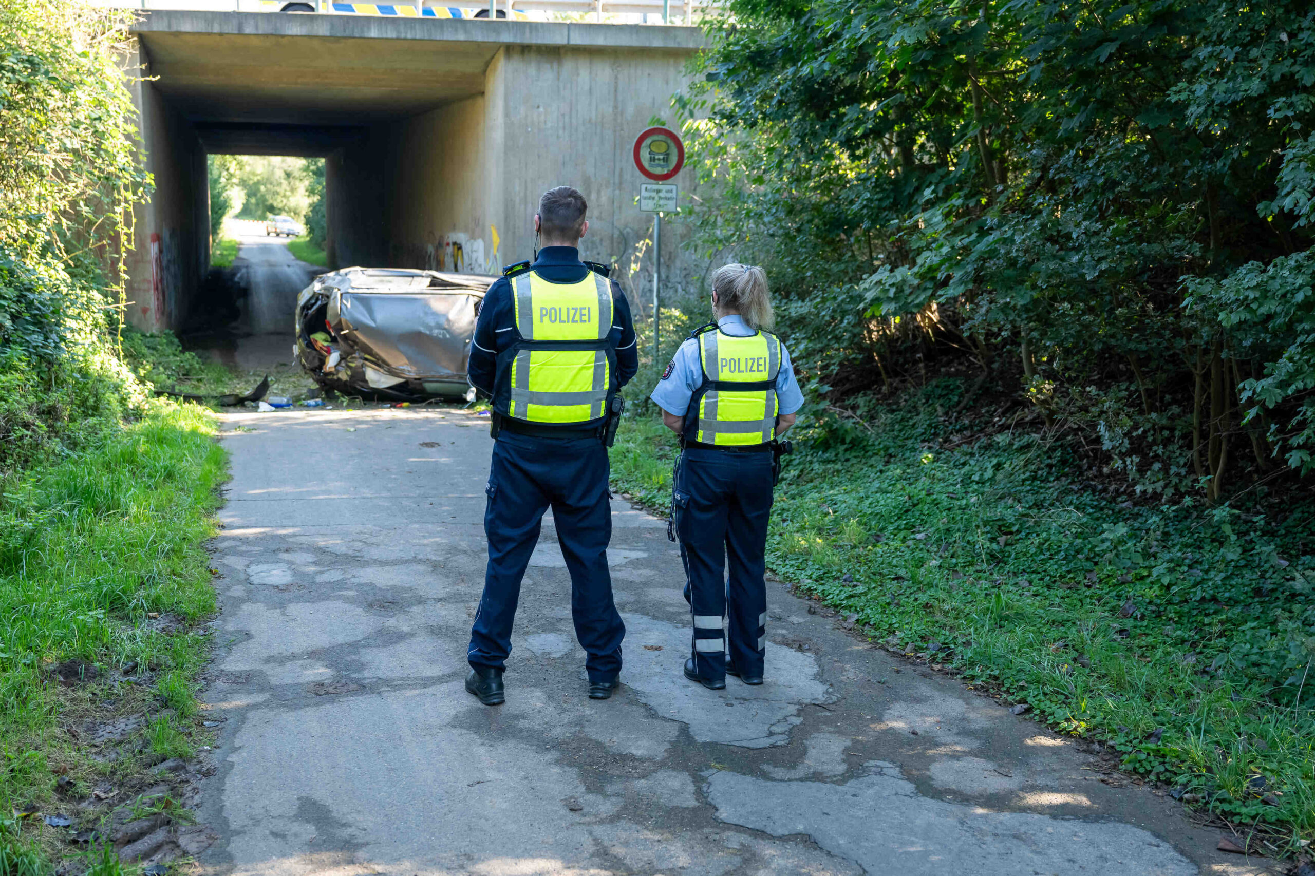 Unfall auf der A555: PKW stürzt in den Domhüllenweg – Fahrer tödlich verletzt